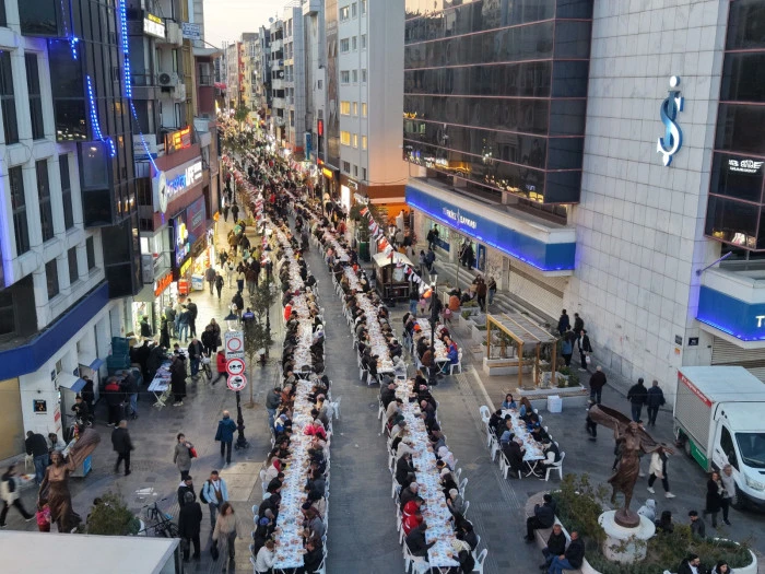 Karşıyaka &Ccedil;arşı&rsquo;da 5 bin kişilik iftar