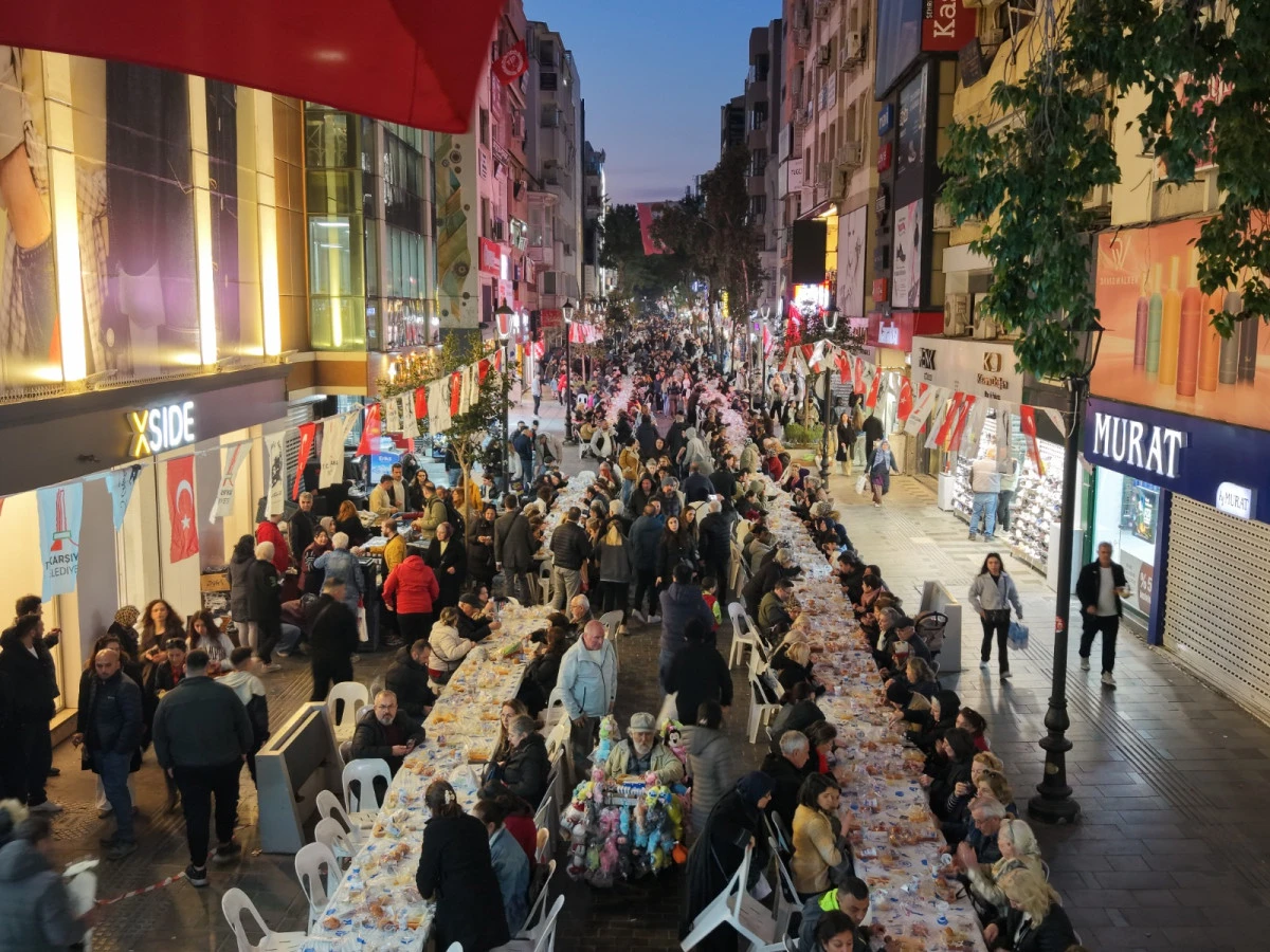 Karşıyaka &Ccedil;arşı&rsquo;da 5 bin kişilik dev iftar