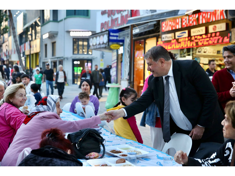 Karşıyaka Çarşısı'nda 4 bin kişilik iftar