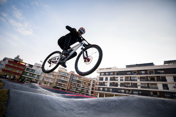 Karşıyaka’da heyecanın adresi Pump Track Bisiklet Parkuru oldu