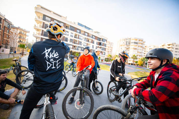 Karşıyaka’da heyecanın adresi Pump Track Bisiklet Parkuru oldu