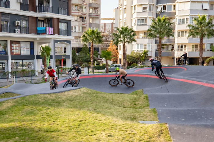 Karşıyaka’da heyecanın adresi Pump Track Bisiklet Parkuru oldu