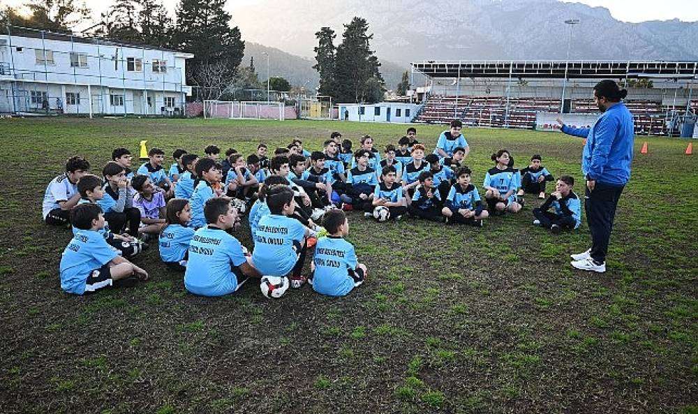 Kemer Belediyesi, geleceğin futbolcularını yetiştiriyor