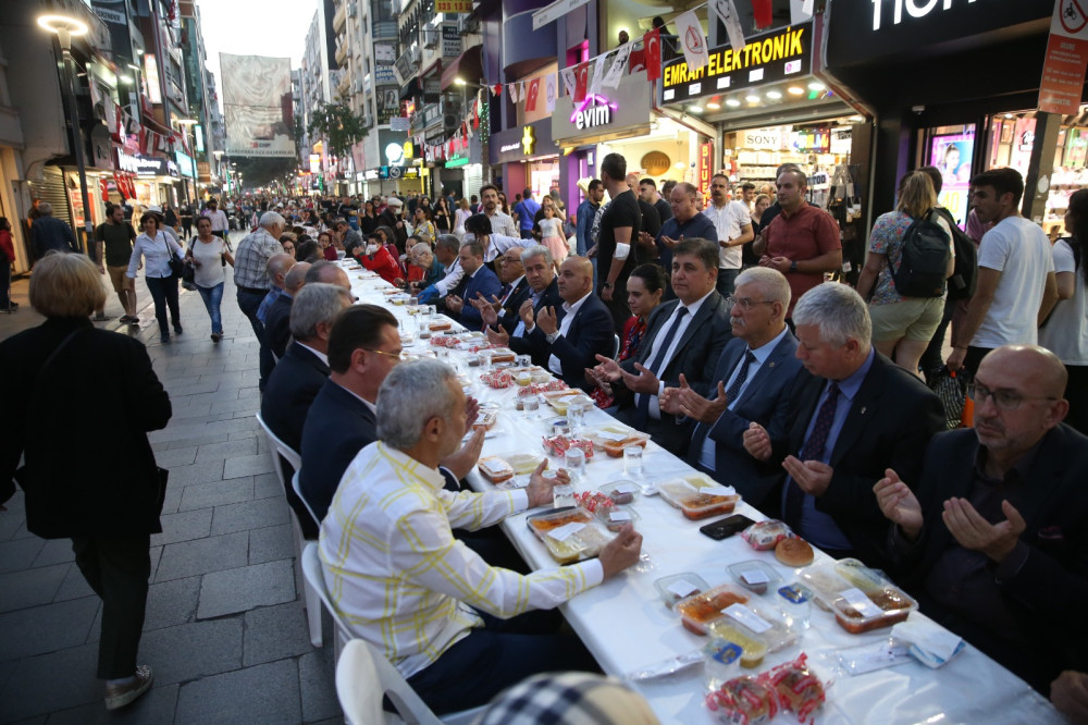 Karşıyaka Çarşı'da 5 bin kişilik iftar