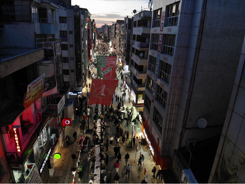 Karşıyaka Çarşısı'nda 4 Bin Kişilik İftar          